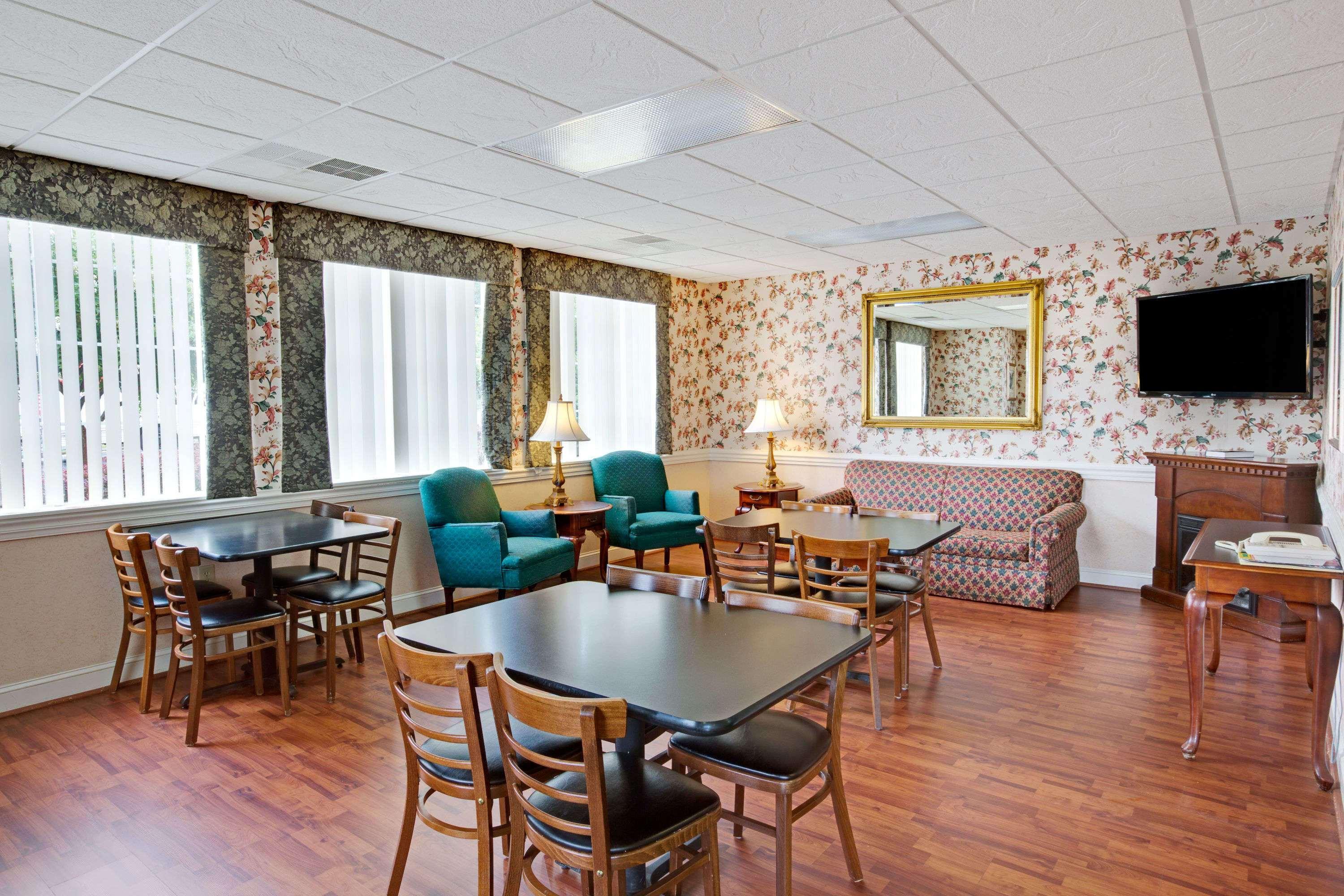 Super 8 By Wyndham Salisbury Ξενοδοχείο Εξωτερικό φωτογραφία