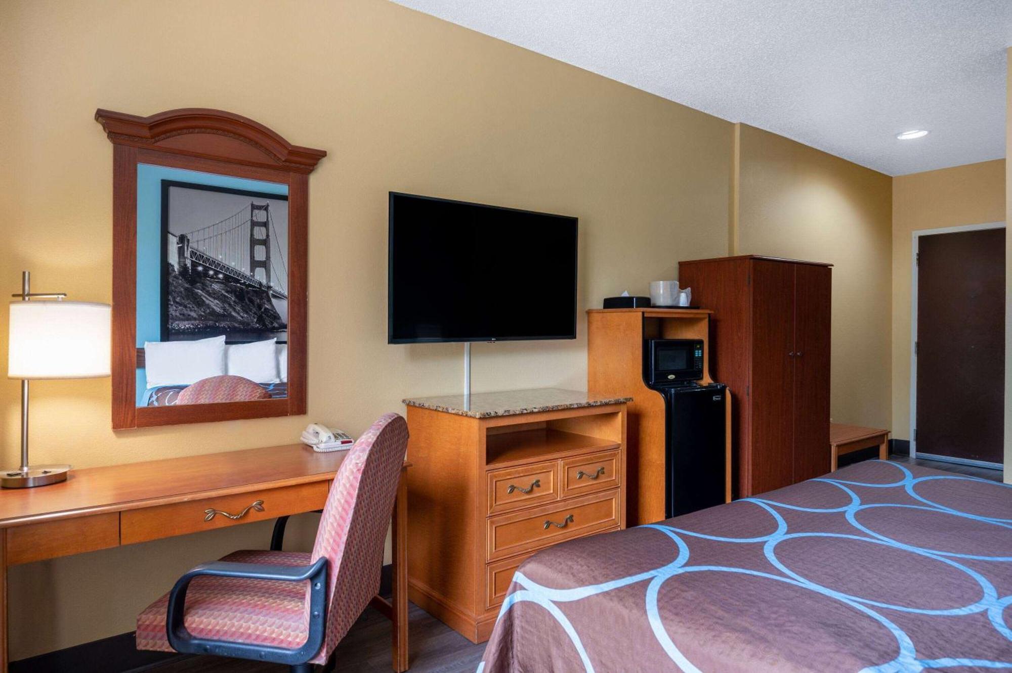 Super 8 By Wyndham Salisbury Ξενοδοχείο Εξωτερικό φωτογραφία