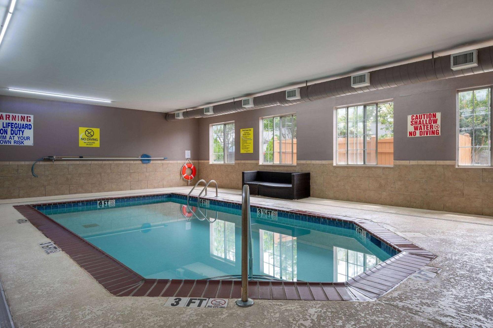 Super 8 By Wyndham Salisbury Ξενοδοχείο Εξωτερικό φωτογραφία