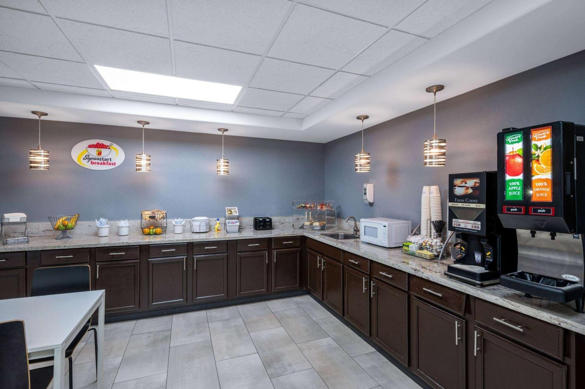 Super 8 By Wyndham Salisbury Ξενοδοχείο Εξωτερικό φωτογραφία