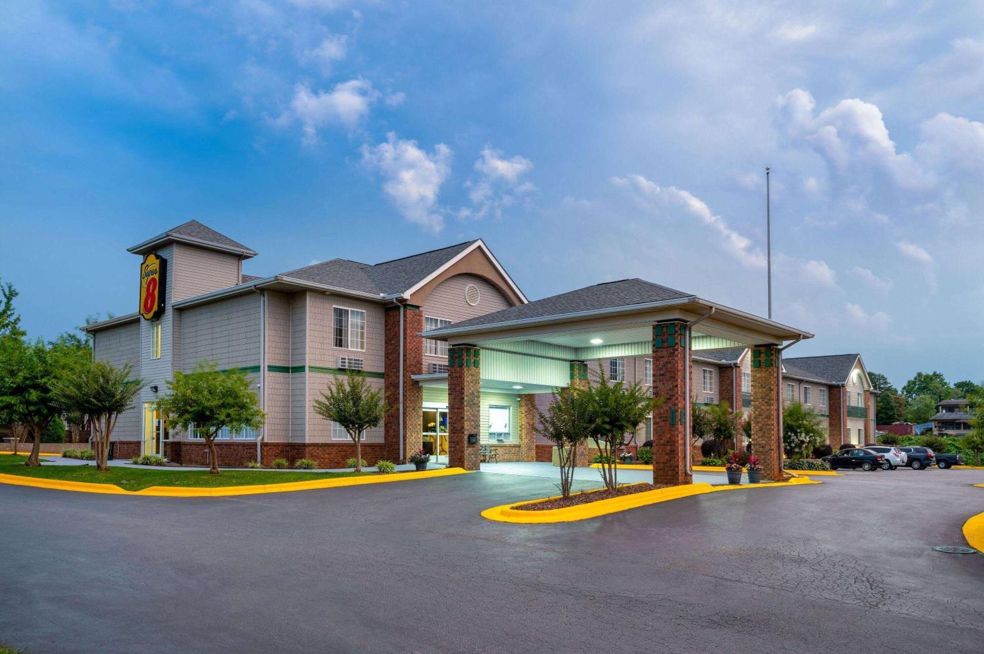 Super 8 By Wyndham Salisbury Ξενοδοχείο Εξωτερικό φωτογραφία